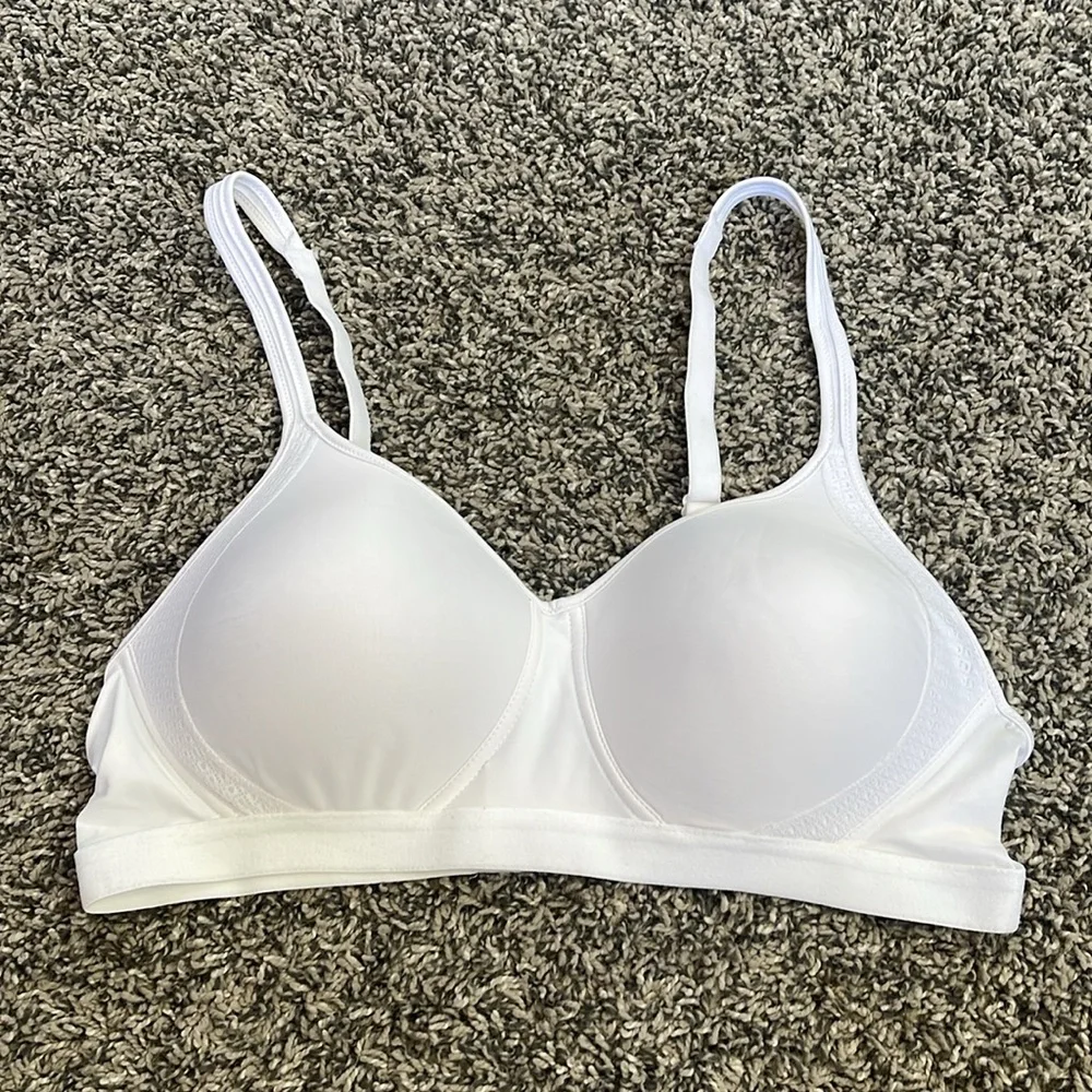 NEW Hanes bra white wire-free bra with adjustable straps size medium